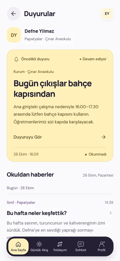 Duyurular ekranı: kurumdan öncelikli bir duyuru ve sınıftan gelen son haberler, okunma durumlarıyla
