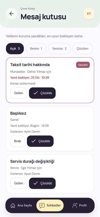 Mesaj kutusu: velilerin kuruma yazdığı mesajlar konu, üstlenen kişi ve yanıt bekleme süresiyle; Üstlen ve Çözüldü düğmeleri