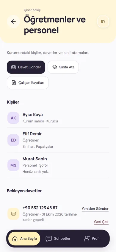 Öğretmenler ve personel ekranı: kurumdaki kişiler görevleriyle ve yeniden gönderilebilen bekleyen bir öğretmen daveti