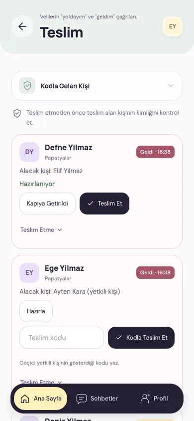 Teslim ekranı: kapıya gelen velilerin çağrıları, alacak kişi, Kapıya Getirildi ve Teslim Et düğmeleri, geçici yetkili için teslim kodu alanı